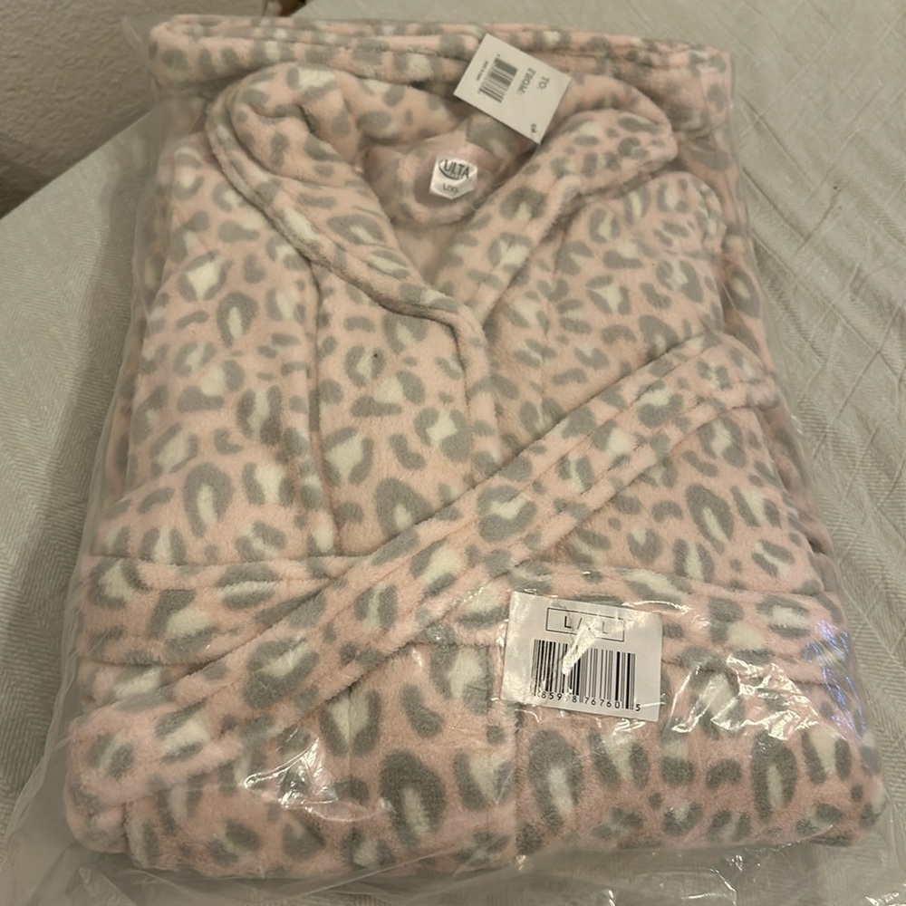 Womens pink cheetah print robe in L/XL